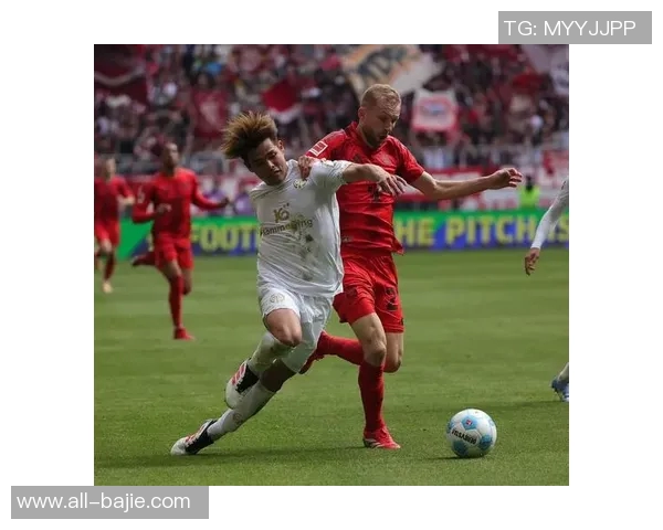 拜仁海报热身美因茨之战阿方索戴维斯独自亮相展现风采 拜仁海报热身美因茨之战阿方索戴维斯独自亮相展现风采