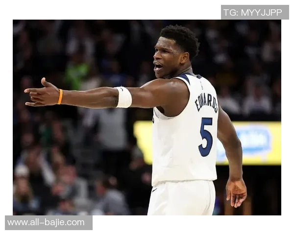 爱德华兹关键时刻表现出色24投12中砍下31分助球队锁定胜局